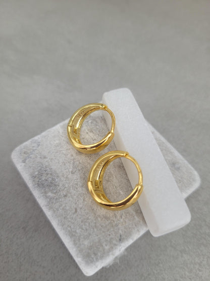 18k gold hoops / Gold / Hoops / Small hoops / Huggie hoops / Gift / Pretty / Minimal / Minimalist