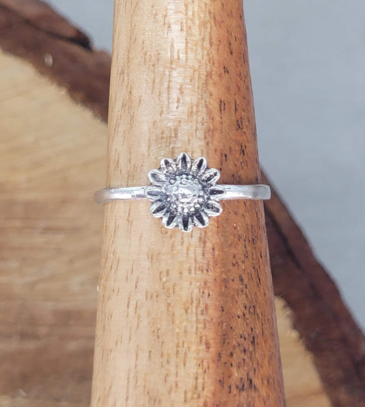 Silver sunflower ring / Simple / Simplicity / Sunflower charm / Nature-inspired style / Gift / Floral / Cute gift