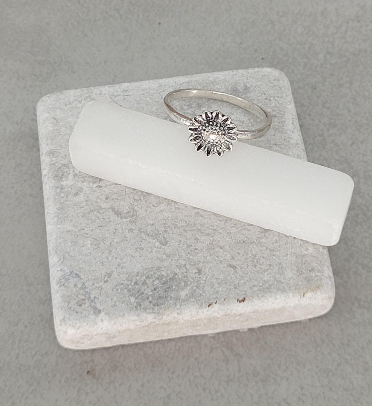 Silver sunflower ring / Simple / Simplicity / Sunflower charm / Nature-inspired style / Gift / Floral / Cute gift