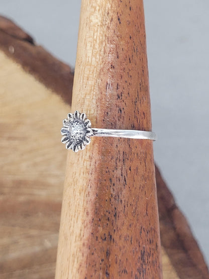 Silver sunflower ring / Simple / Simplicity / Sunflower charm / Nature-inspired style / Gift / Floral / Cute gift