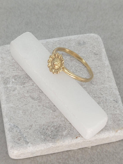 Golden sunflower ring / Simple / Simplicity / Sunflower charm / Nature-inspired style / Gift / Floral / Cute gift / Brass
