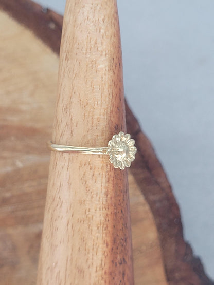 Golden sunflower ring / Simple / Simplicity / Sunflower charm / Nature-inspired style / Gift / Floral / Cute gift / Brass