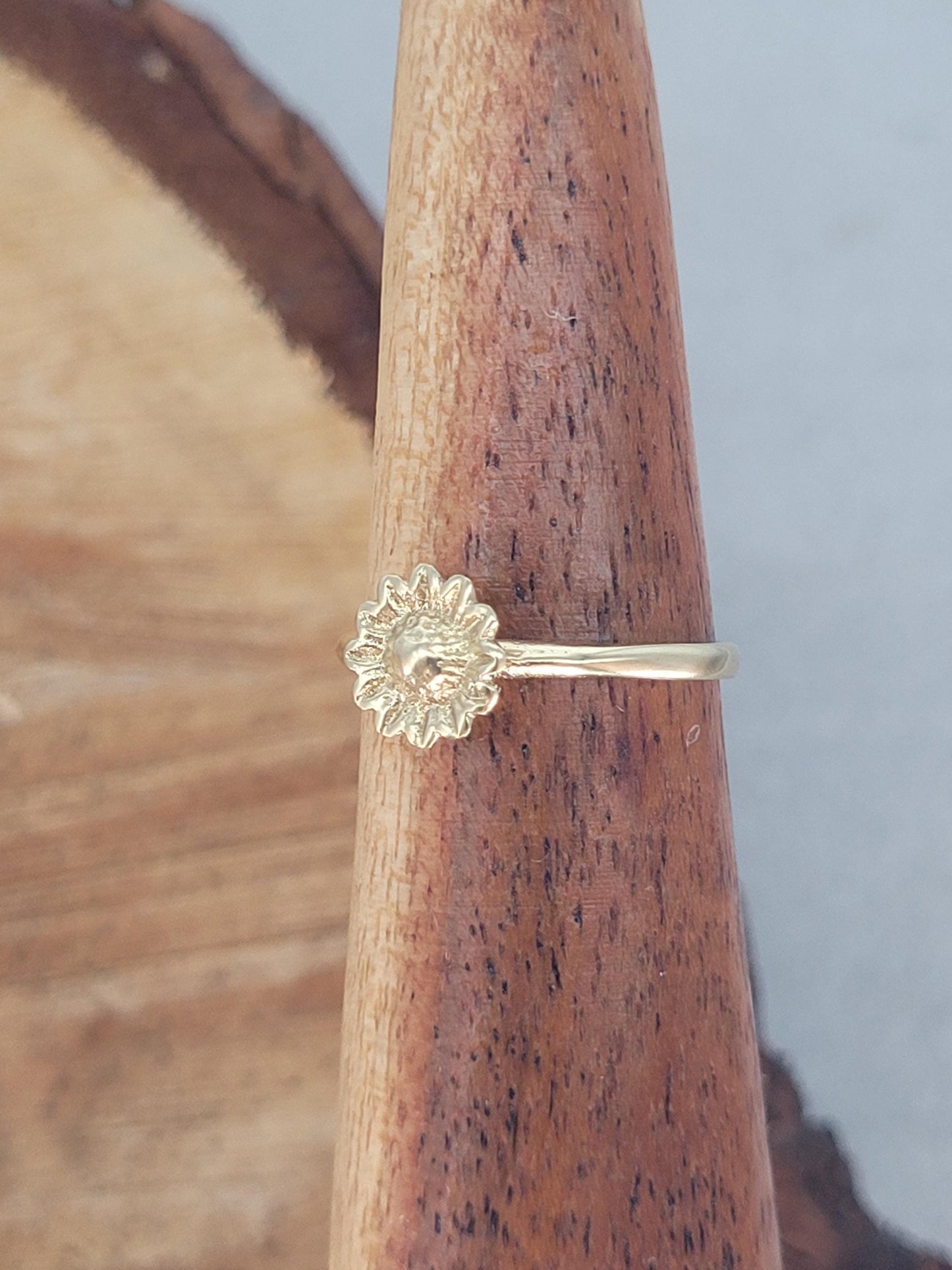 Golden sunflower ring / Simple / Simplicity / Sunflower charm / Nature-inspired style / Gift / Floral / Cute gift / Brass