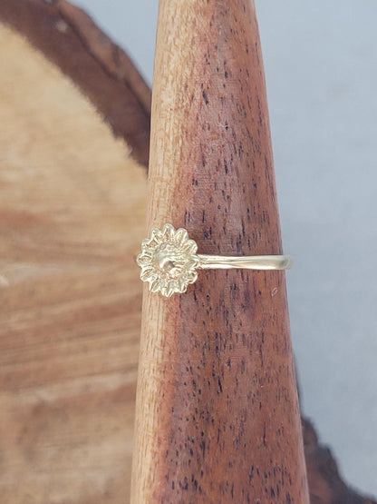 Golden sunflower ring / Simple / Simplicity / Sunflower charm / Nature-inspired style / Gift / Floral / Cute gift / Brass