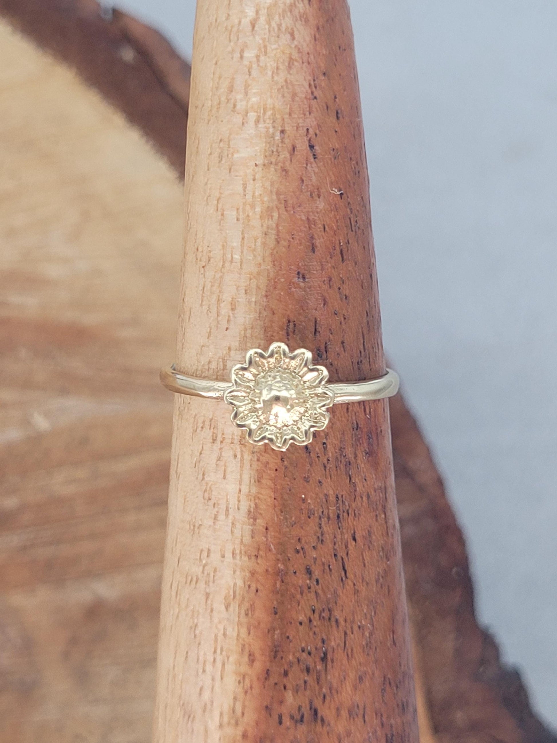 Golden sunflower ring / Simple / Simplicity / Sunflower charm / Nature-inspired style / Gift / Floral / Cute gift / Brass