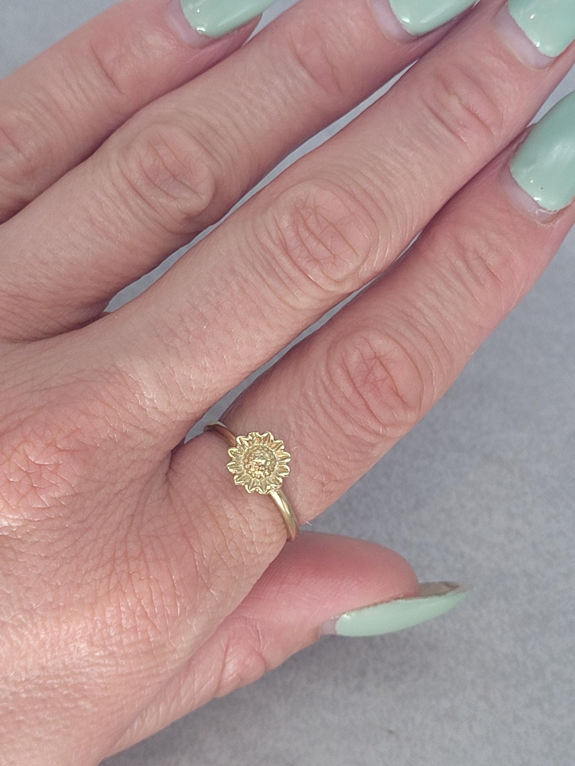Golden sunflower ring / Simple / Simplicity / Sunflower charm / Nature-inspired style / Gift / Floral / Cute gift / Brass