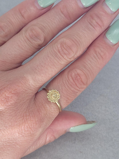 Golden sunflower ring / Simple / Simplicity / Sunflower charm / Nature-inspired style / Gift / Floral / Cute gift / Brass