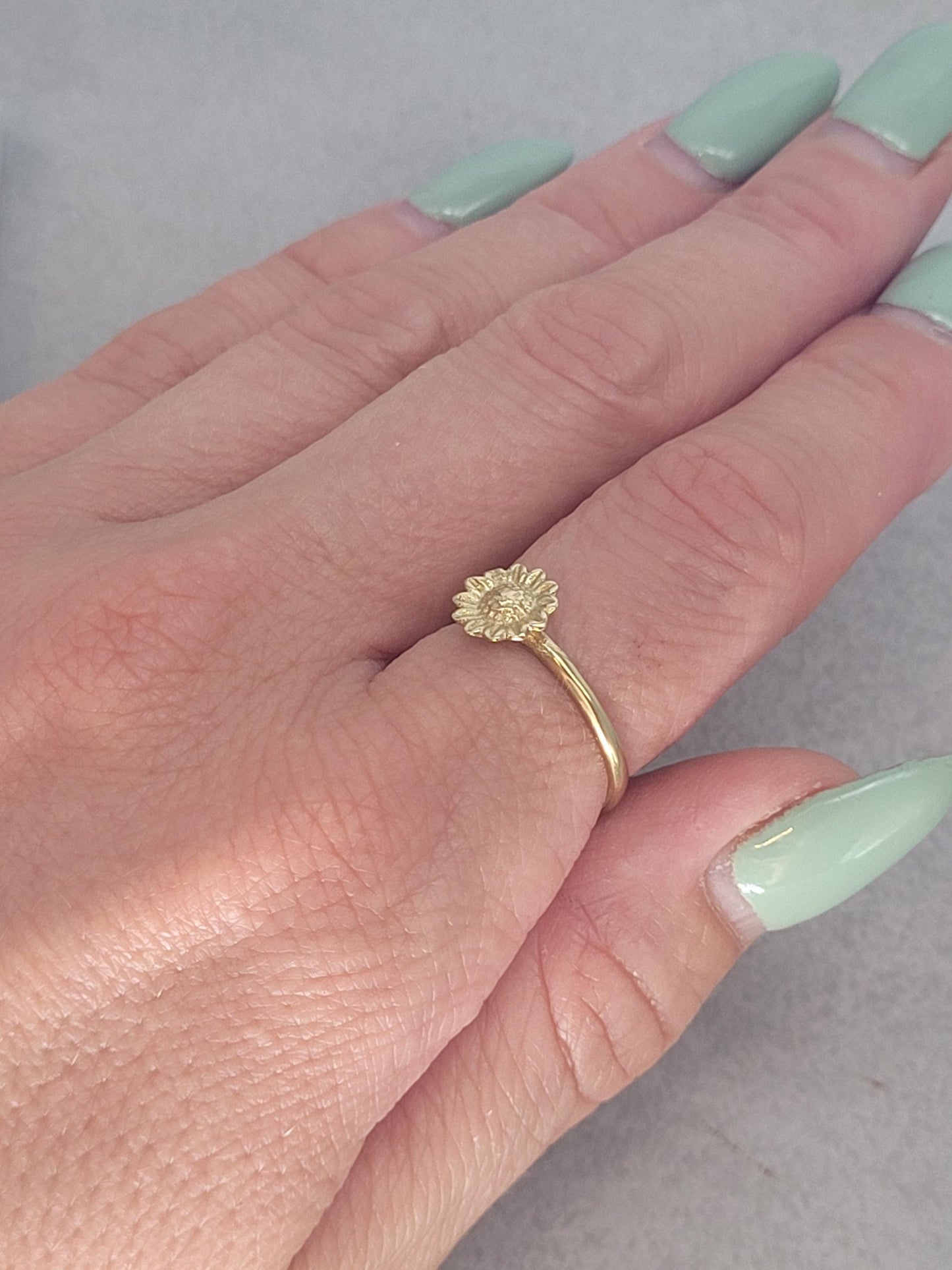 Golden sunflower ring / Simple / Simplicity / Sunflower charm / Nature-inspired style / Gift / Floral / Cute gift / Brass