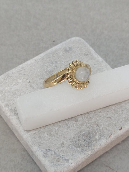Golden sunflower ring / Simple / Simplicity / Sunflower charm / Nature-inspired style / Gift / Floral / Cute gift / Brass