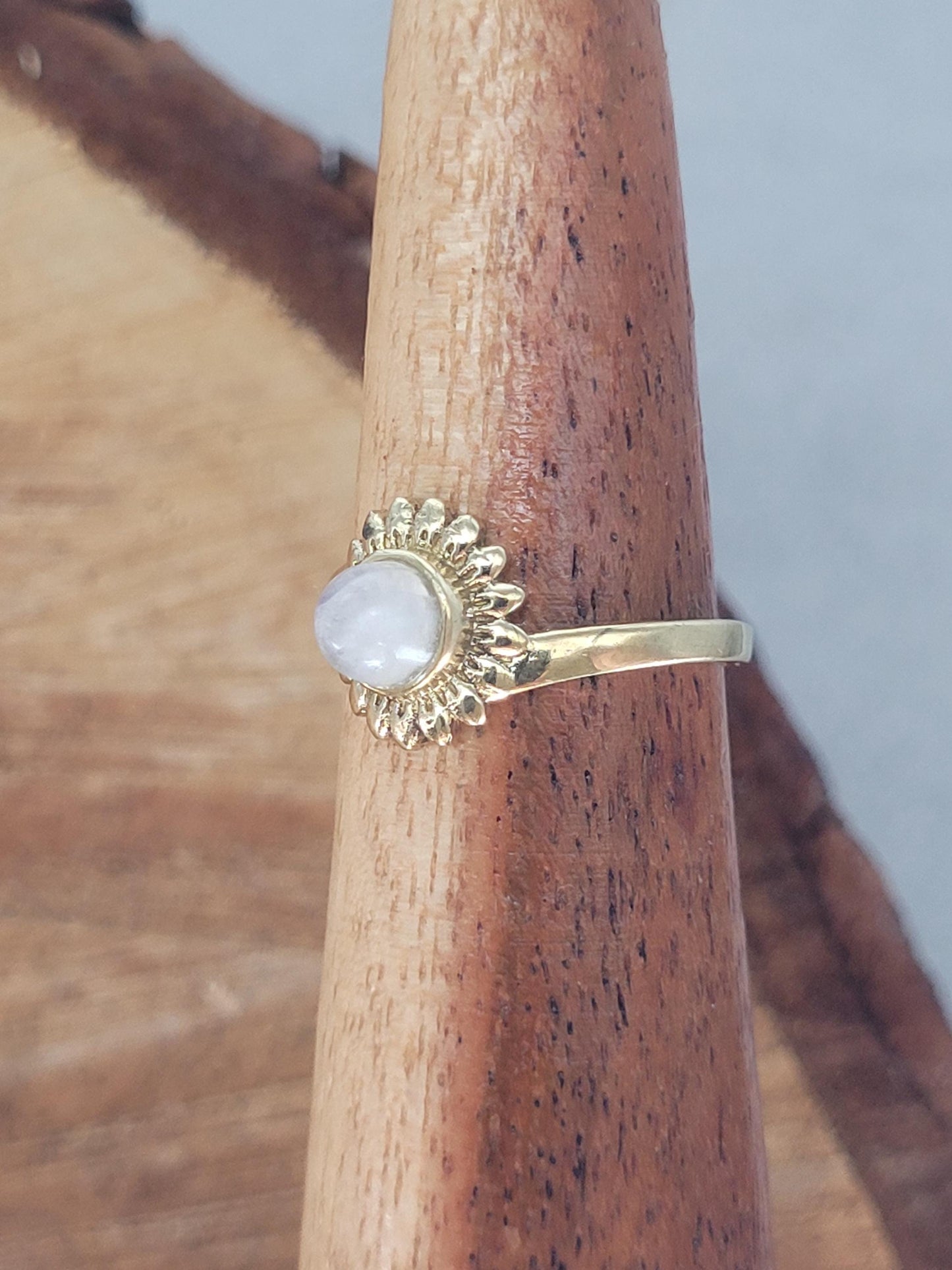 Golden sunflower ring / Simple / Simplicity / Sunflower charm / Nature-inspired style / Gift / Floral / Cute gift / Brass