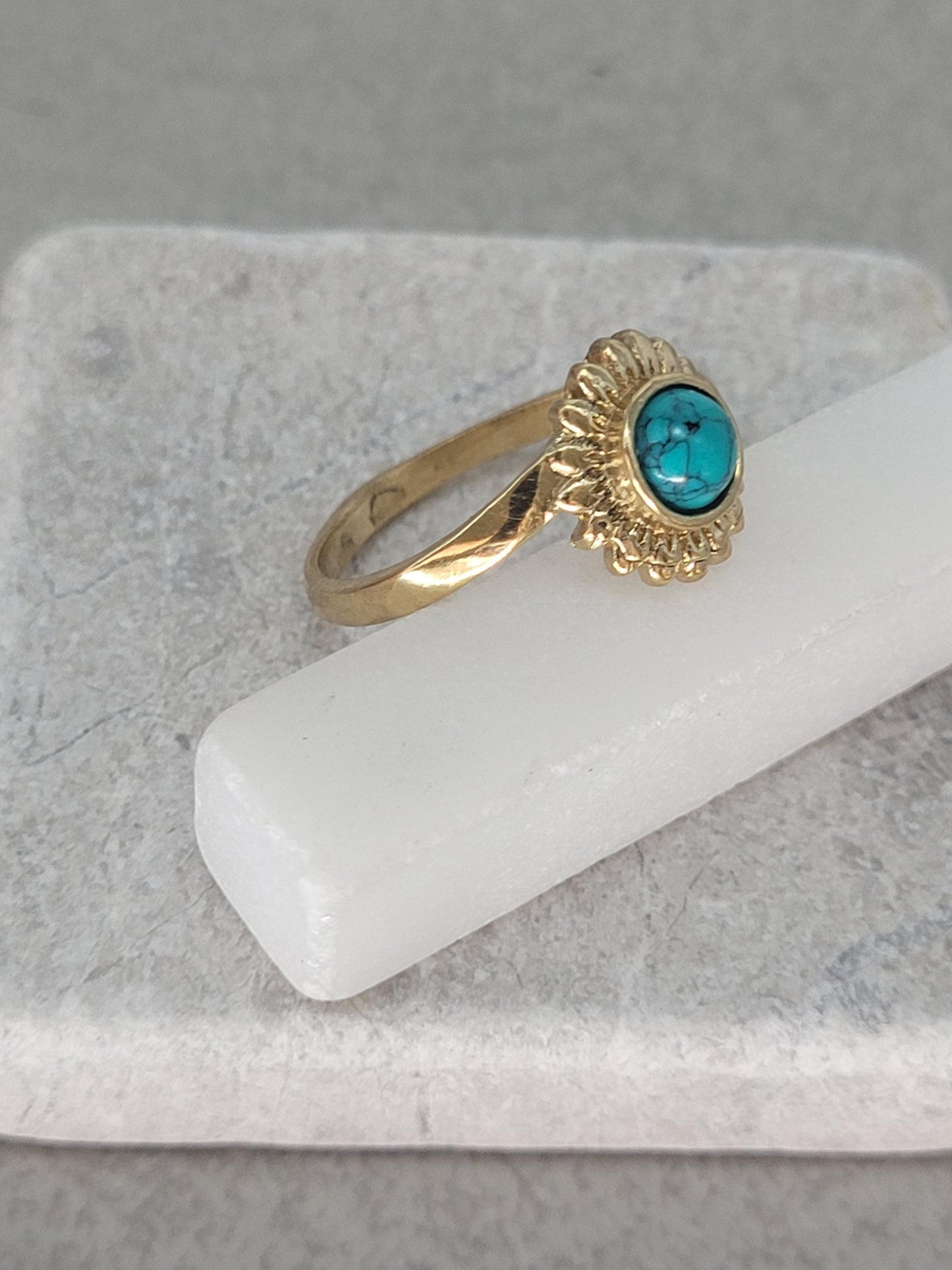 Golden sunflower ring / Simple / Simplicity / Sunflower charm / Nature-inspired style / Gift / Floral / Cute gift / Brass