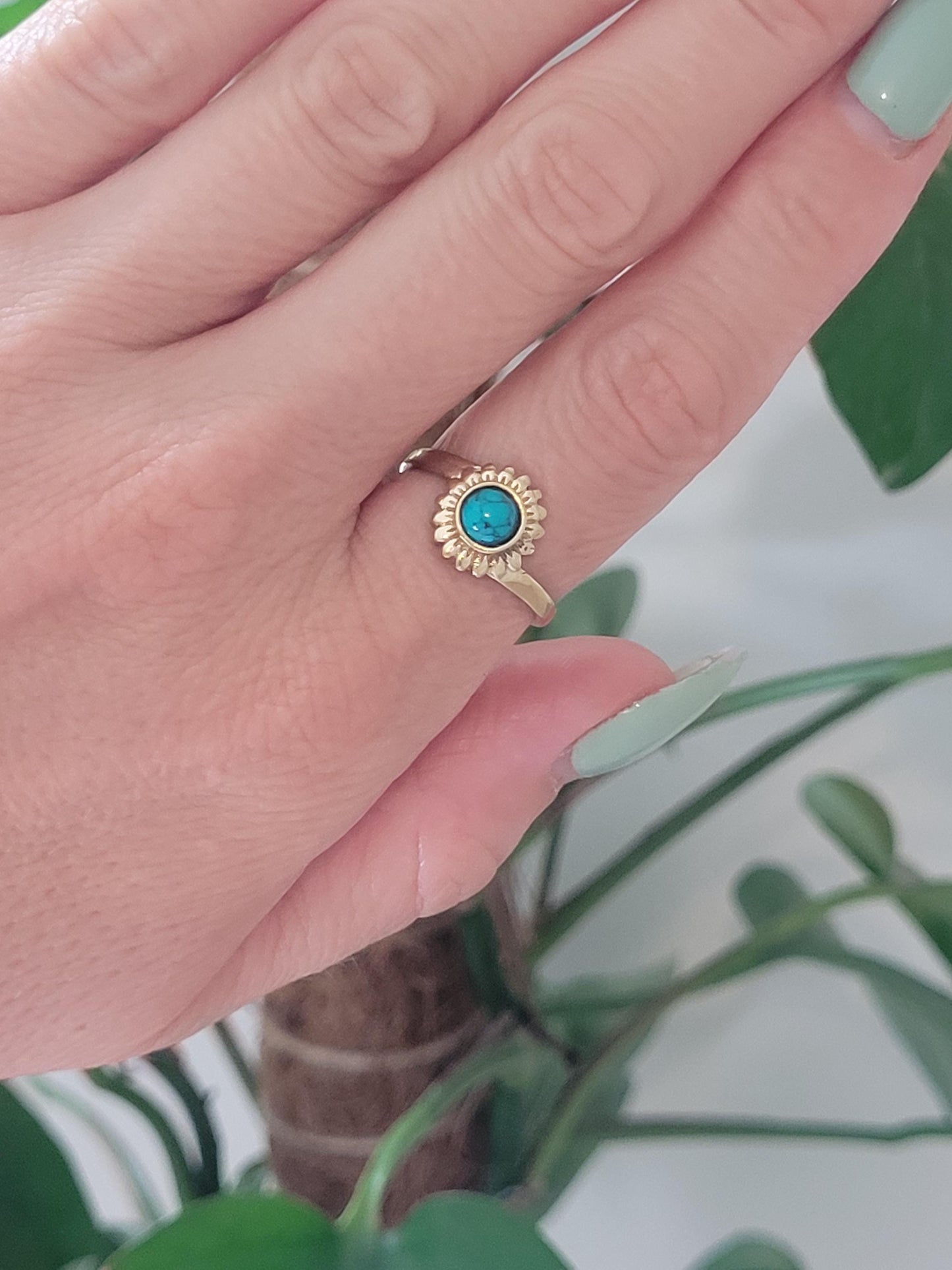 Golden sunflower ring / Simple / Simplicity / Sunflower charm / Nature-inspired style / Gift / Floral / Cute gift / Brass
