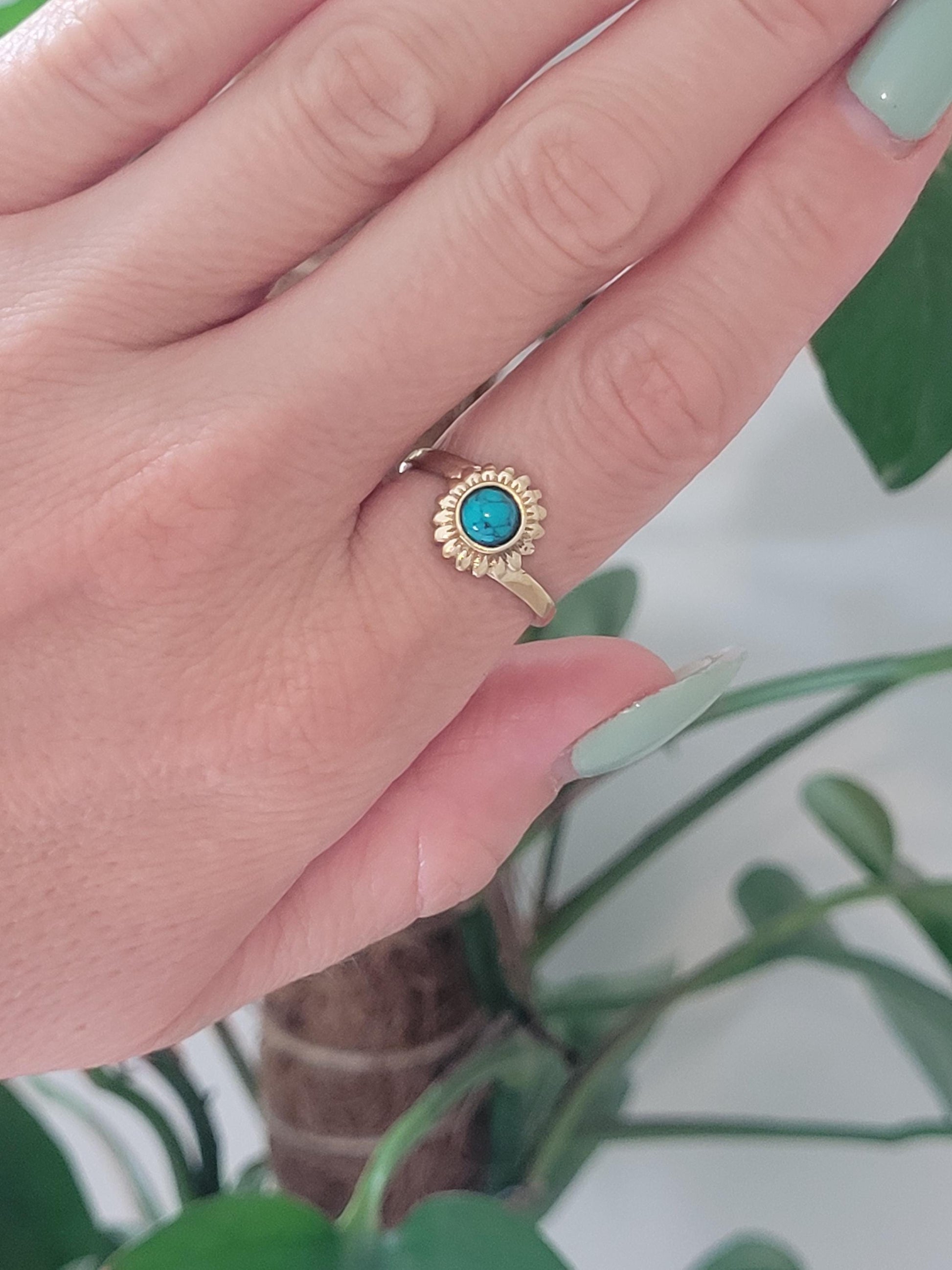 Golden sunflower ring / Simple / Simplicity / Sunflower charm / Nature-inspired style / Gift / Floral / Cute gift / Brass