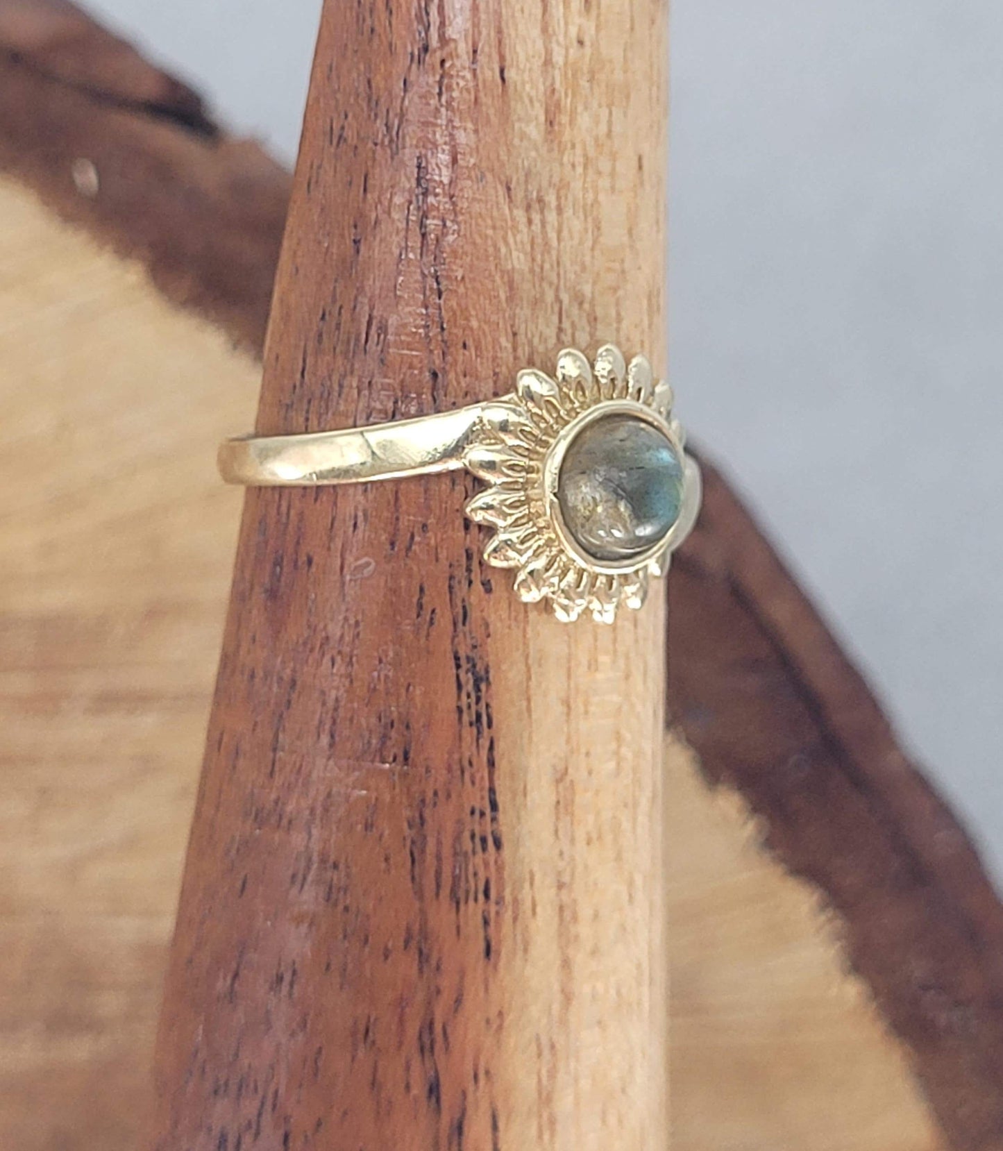 Golden sunflower ring / Simple / Simplicity / Sunflower charm / Nature-inspired style / Gift / Floral / Cute gift / Brass