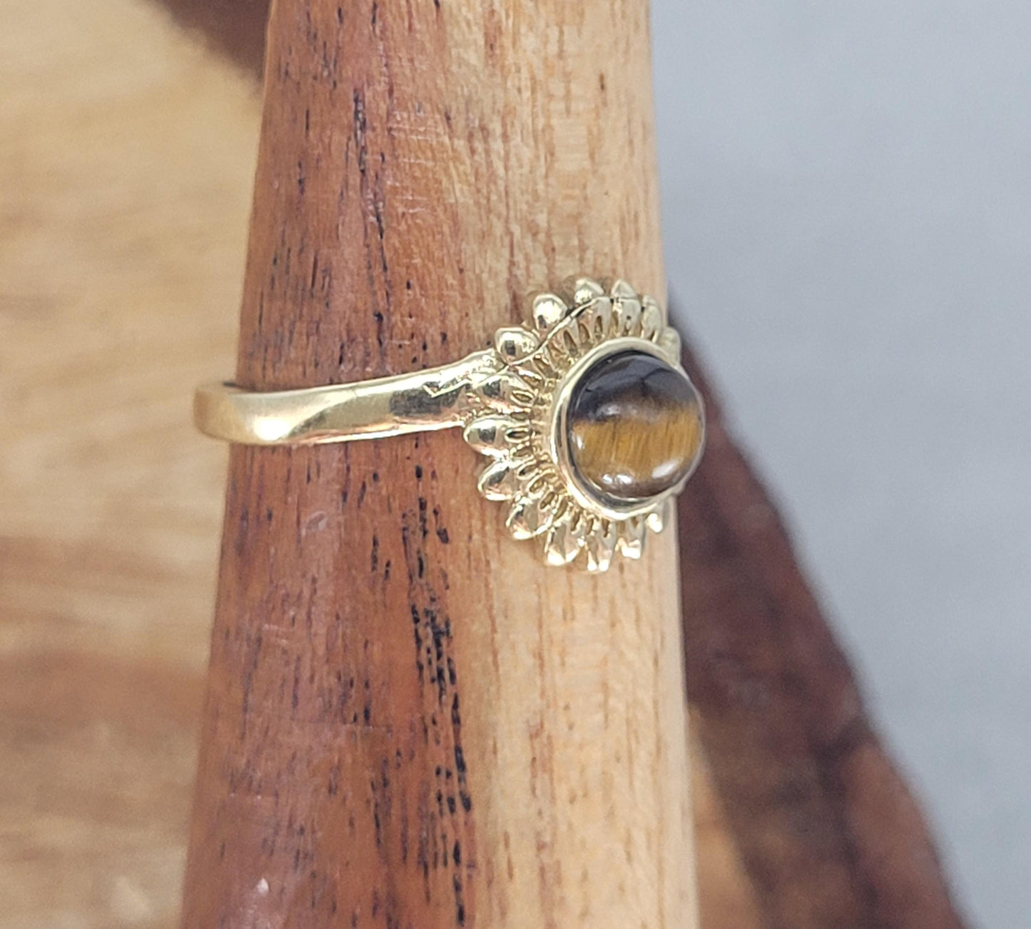 Golden sunflower ring / Simple / Simplicity / Sunflower charm / Nature-inspired style / Gift / Floral / Cute gift / Brass