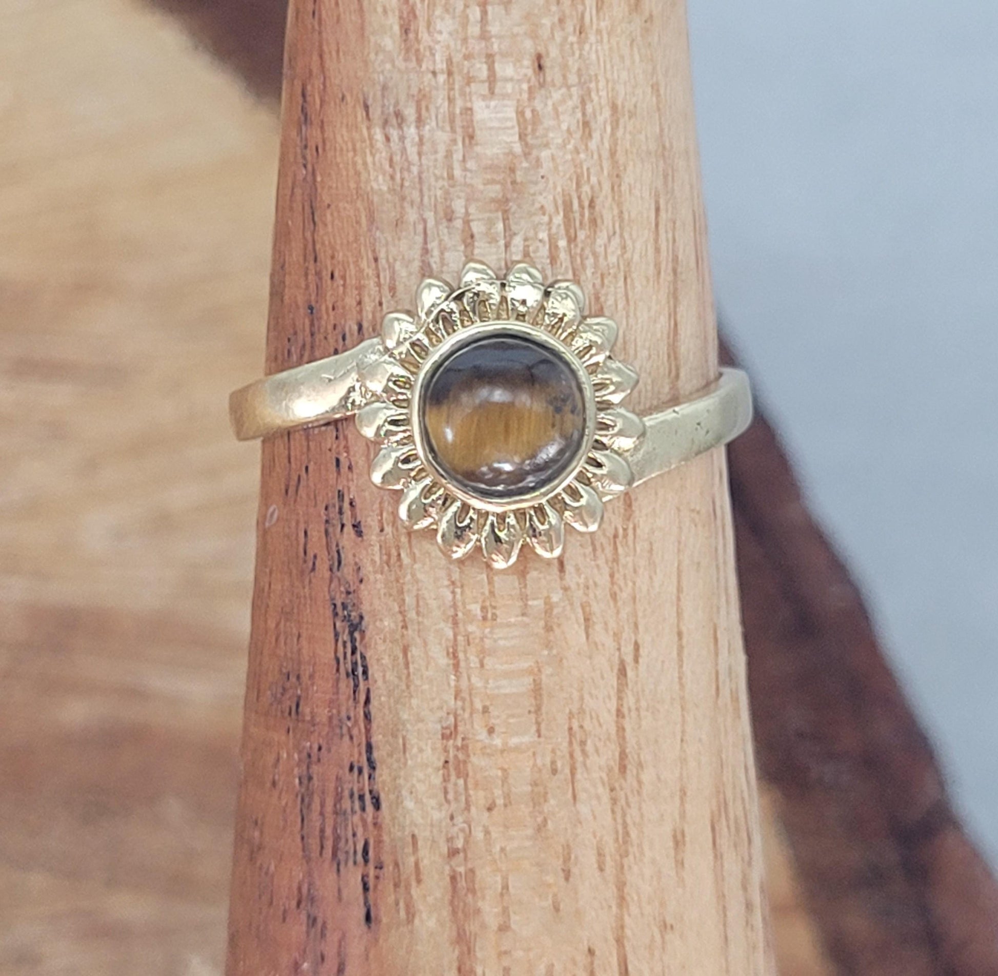 Golden sunflower ring / Simple / Simplicity / Sunflower charm / Nature-inspired style / Gift / Floral / Cute gift / Brass