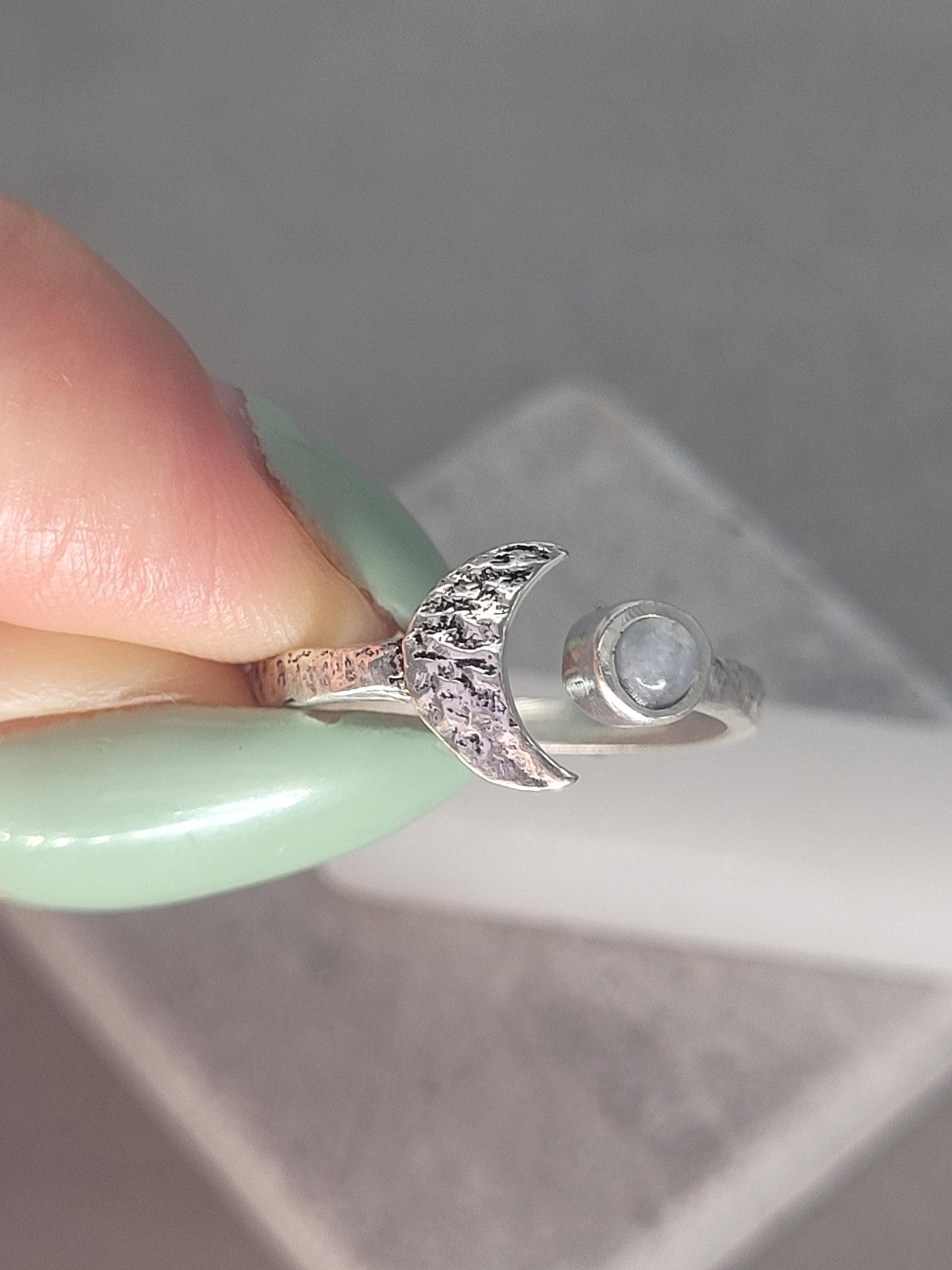 Hammered silver ring / Moon ring / Simple / Simplicity / Minimal / Gift / Elegant / Stackable rings / Hammered / Silver / Cute