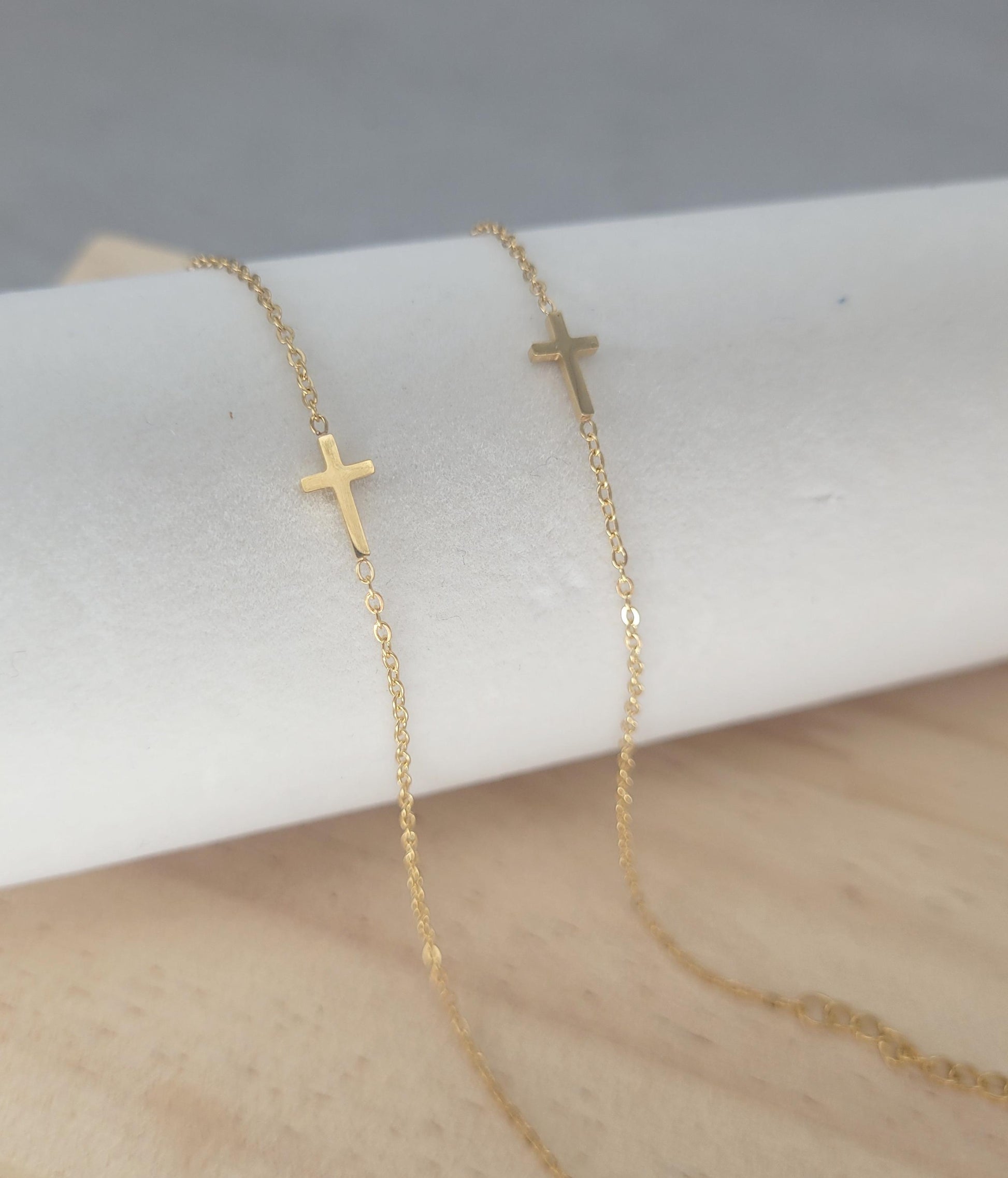 18k gold Cross bracelet / Gold / Cross pendant / Layer bracelet / Chain / Gift ideas / Minimal / Minimalist