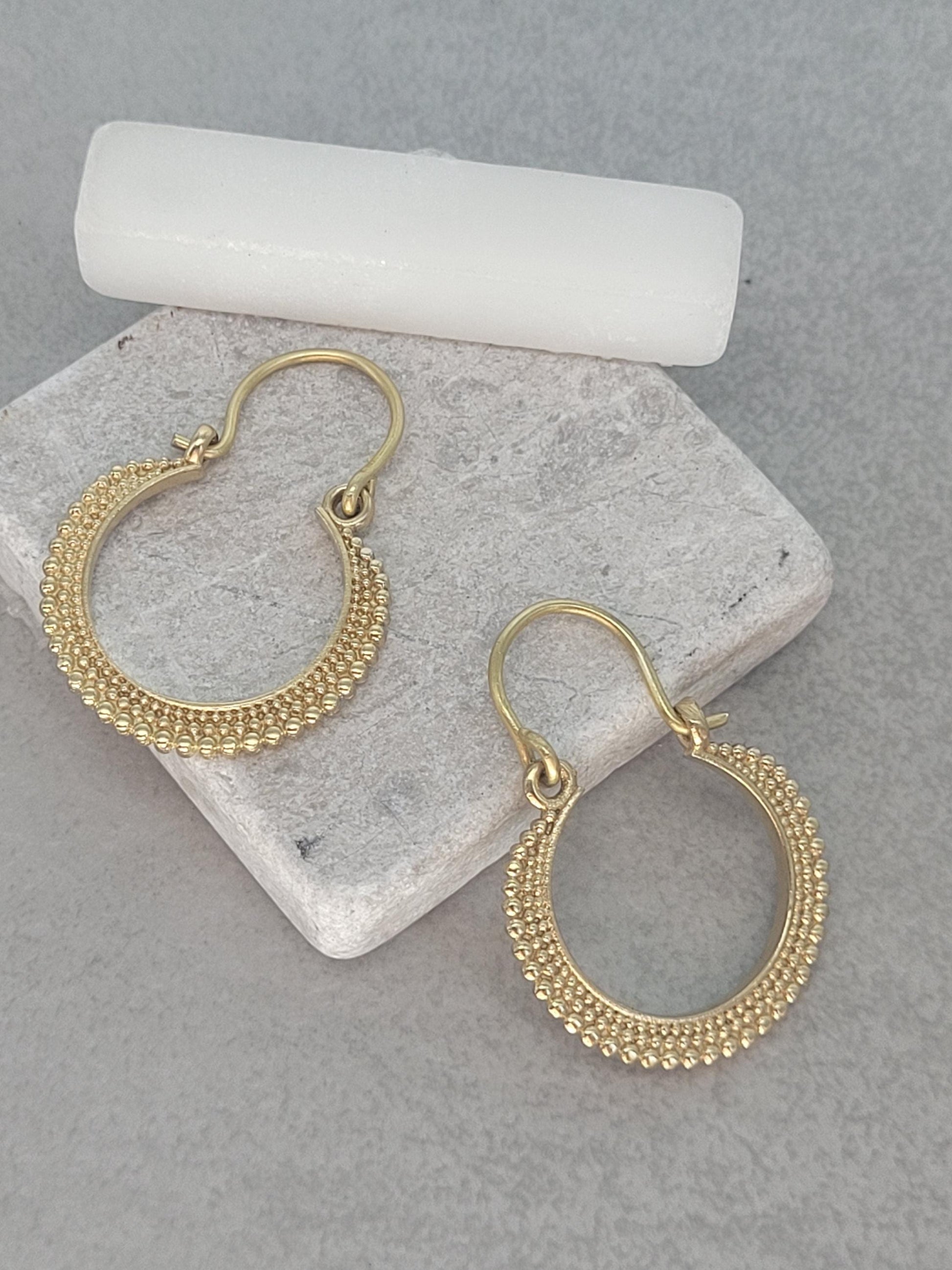 Small golden hoops / Detailed design / Small hoops / Everyday / Elegant / Gift idea / Gold-tone / Boho chic / Minimal