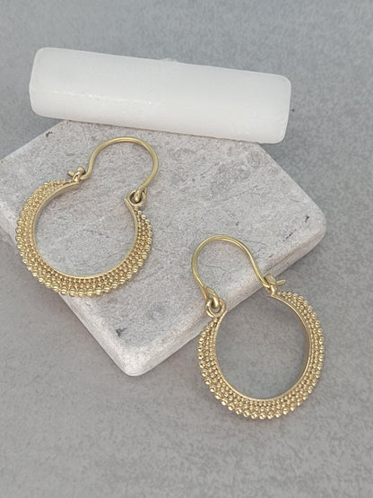 Small golden hoops / Detailed design / Small hoops / Everyday / Elegant / Gift idea / Gold-tone / Boho chic / Minimal