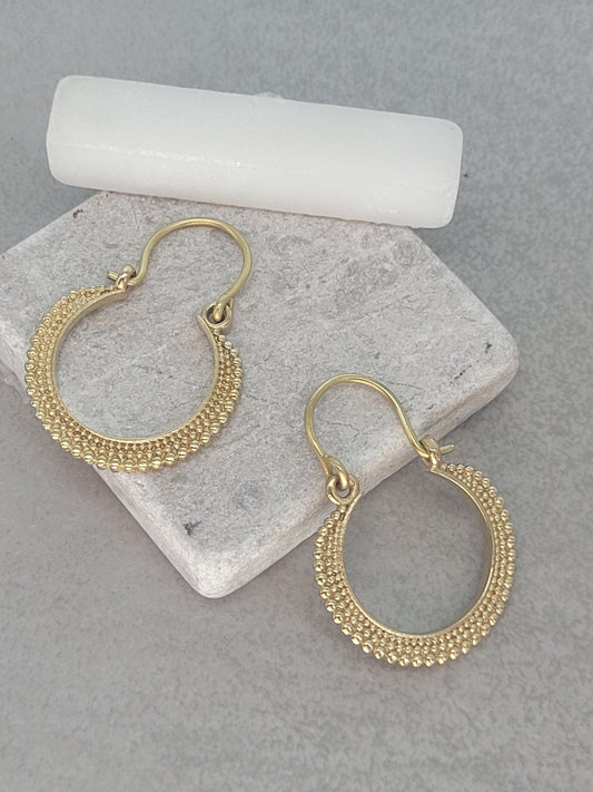 Small golden hoops / Detailed design / Small hoops / Everyday / Elegant / Gift idea / Gold-tone / Boho chic / Minimal
