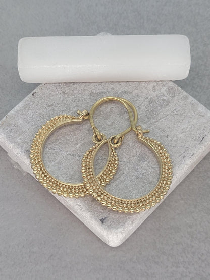 Small golden hoops / Detailed design / Small hoops / Everyday / Elegant / Gift idea / Gold-tone / Boho chic / Minimal