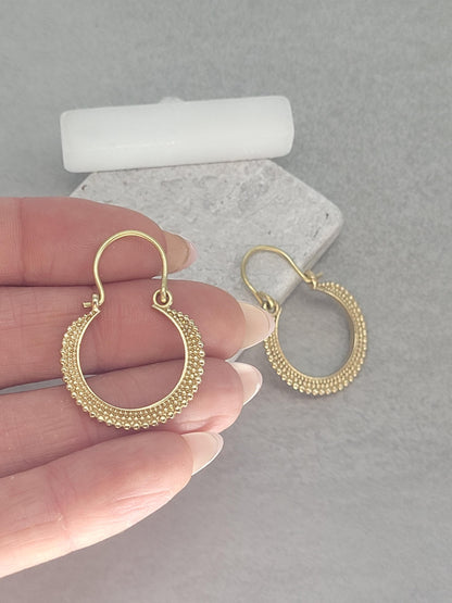 Small golden hoops / Detailed design / Small hoops / Everyday / Elegant / Gift idea / Gold-tone / Boho chic / Minimal
