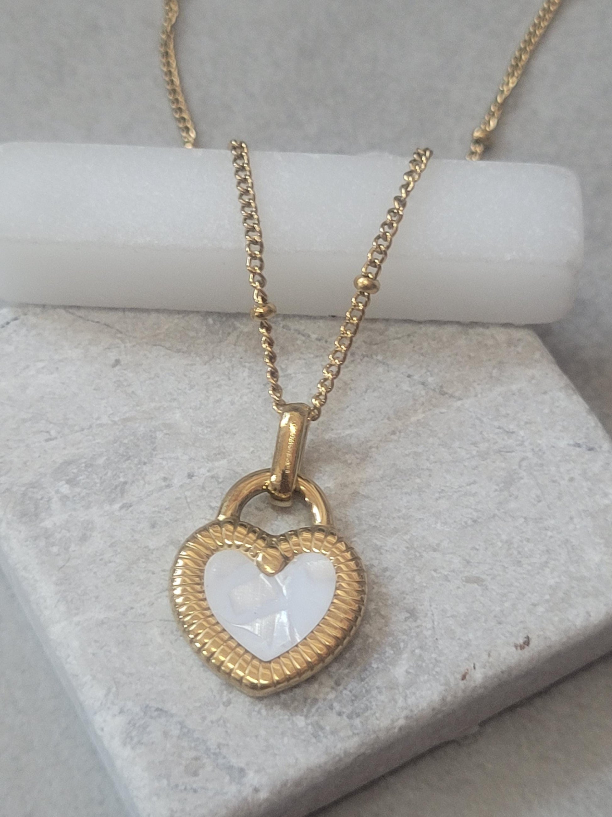 Simple Golden heart necklace / Minimal / Minimalist / Layer necklace / Gold / Golden/ Gift / Cute / Pretty
