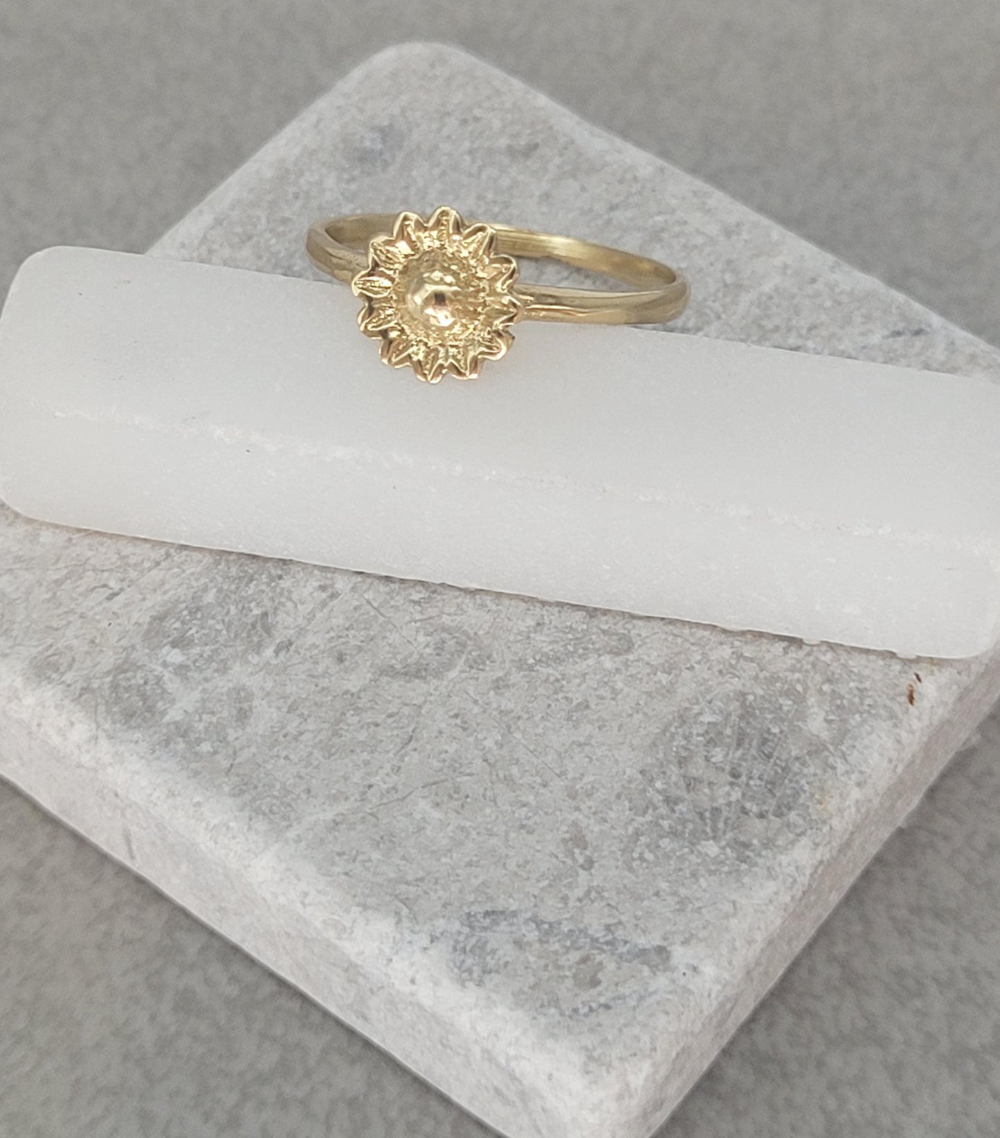 Golden sunflower ring / Simple / Simplicity / Sunflower charm / Nature-inspired style / Gift / Floral / Cute gift / Brass