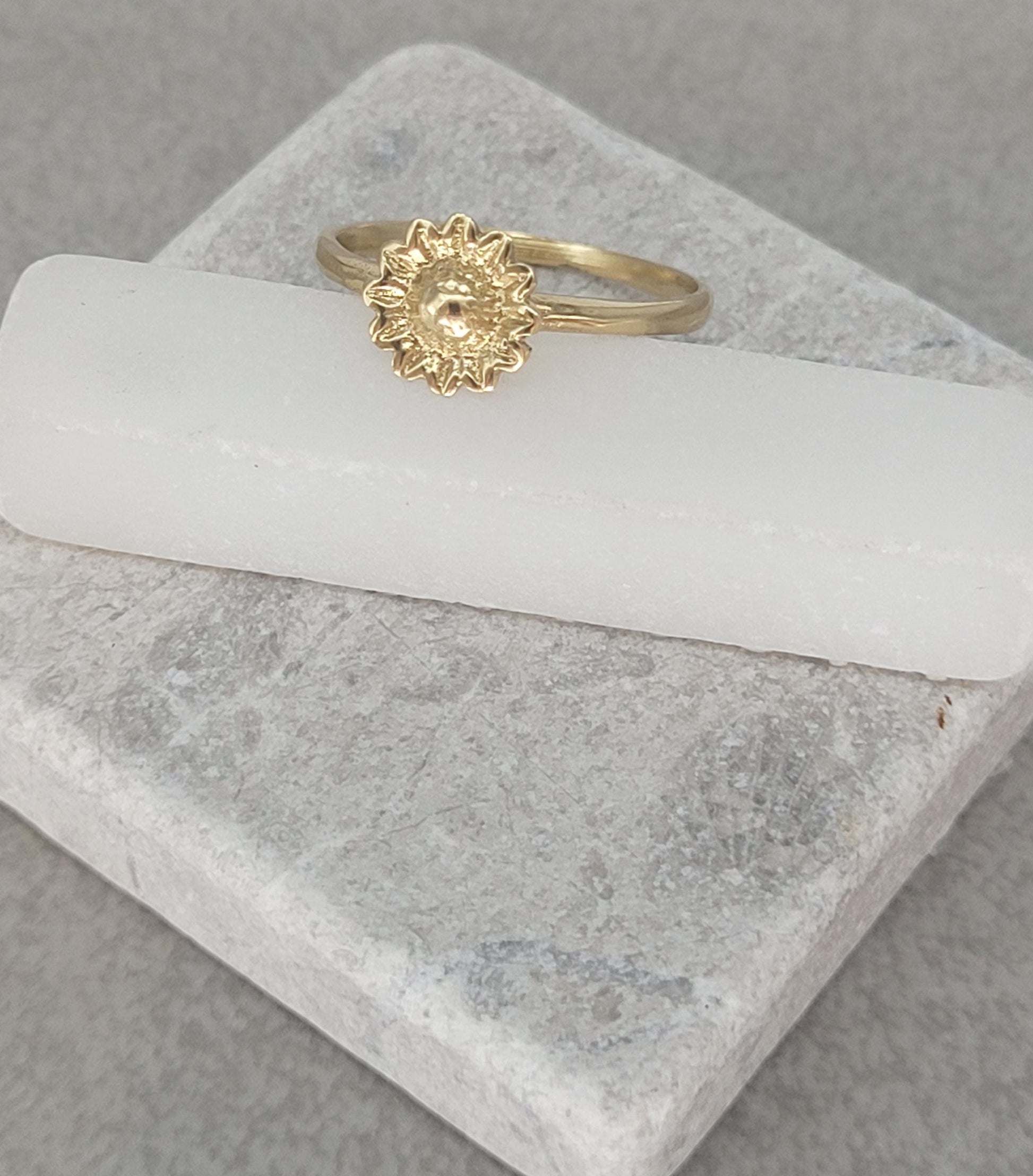 Golden sunflower ring / Simple / Simplicity / Sunflower charm / Nature-inspired style / Gift / Floral / Cute gift / Brass