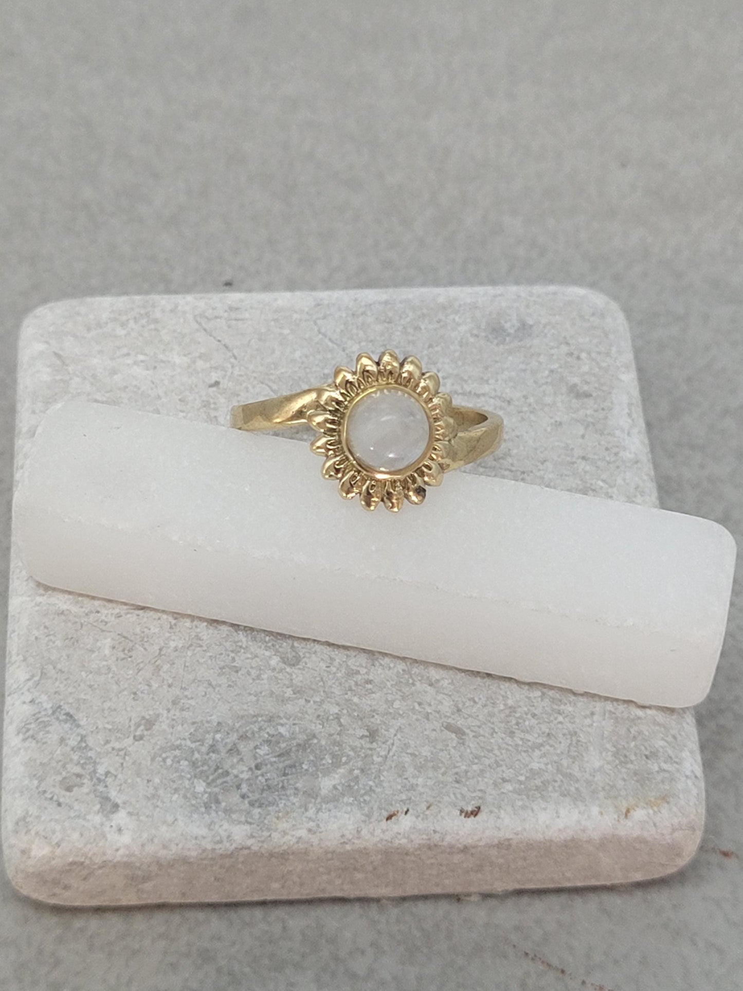 Golden sunflower ring / Simple / Simplicity / Sunflower charm / Nature-inspired style / Gift / Floral / Cute gift / Brass