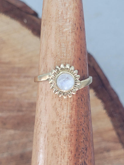 Golden sunflower ring / Simple / Simplicity / Sunflower charm / Nature-inspired style / Gift / Floral / Cute gift / Brass