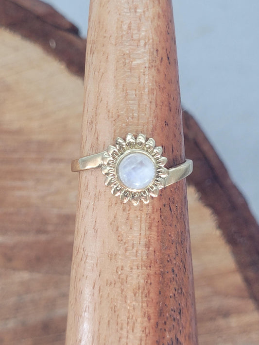 Golden sunflower ring / Simple / Simplicity / Sunflower charm / Nature-inspired style / Gift / Floral / Cute gift / Brass