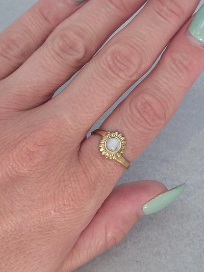 Golden sunflower ring / Simple / Simplicity / Sunflower charm / Nature-inspired style / Gift / Floral / Cute gift / Brass