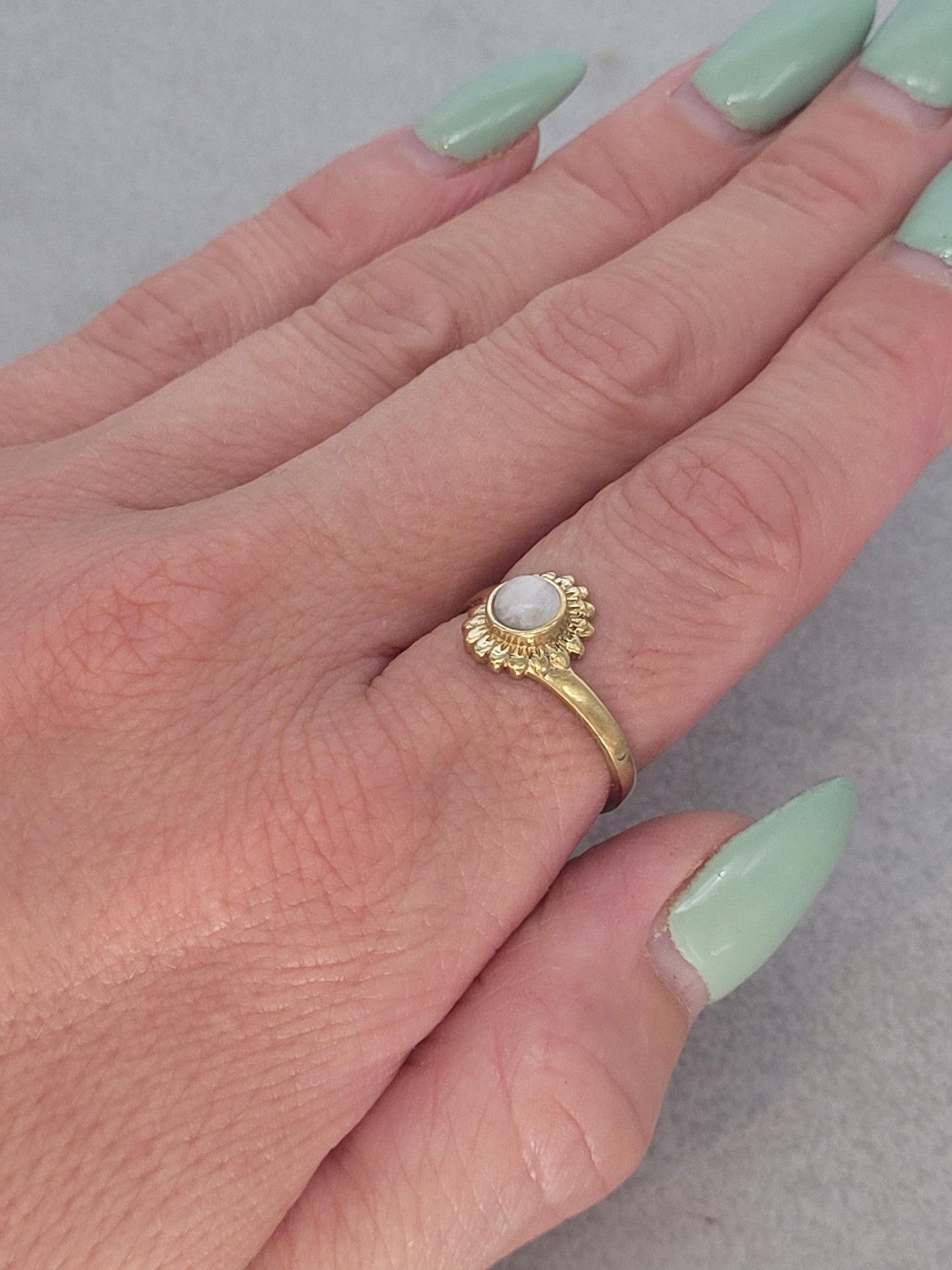 Golden sunflower ring / Simple / Simplicity / Sunflower charm / Nature-inspired style / Gift / Floral / Cute gift / Brass