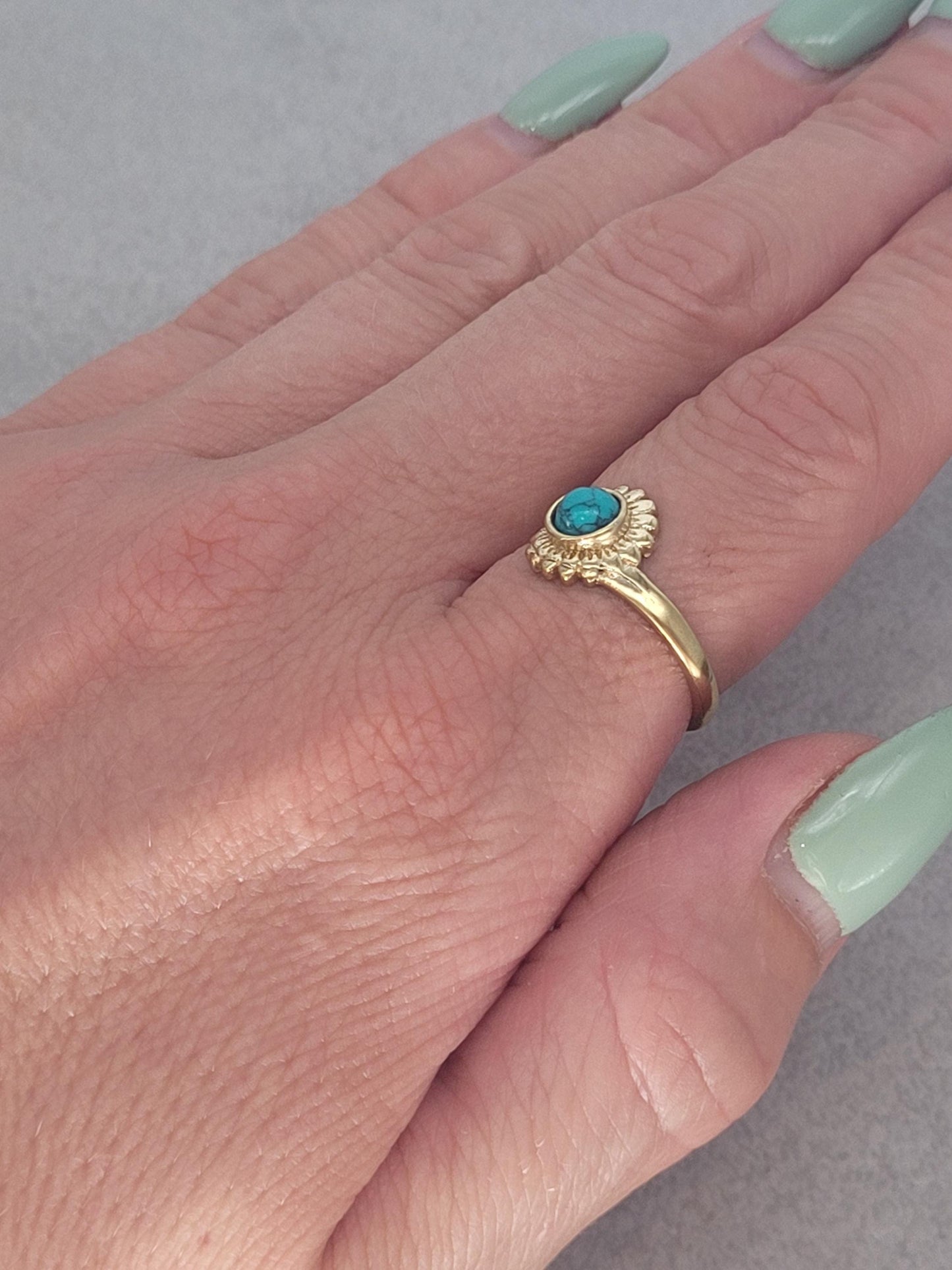 Golden sunflower ring / Simple / Simplicity / Sunflower charm / Nature-inspired style / Gift / Floral / Cute gift / Brass