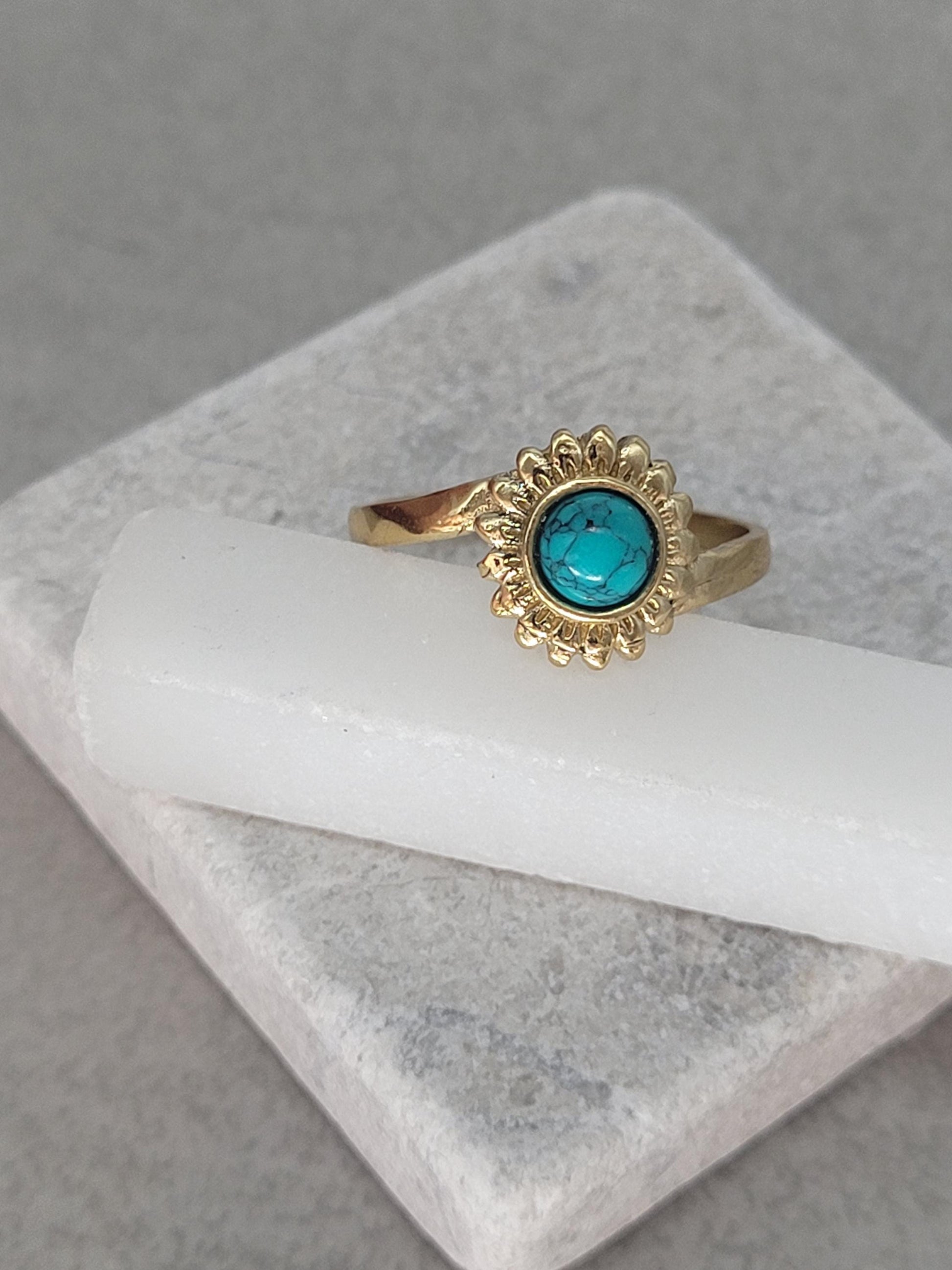 Golden sunflower ring / Simple / Simplicity / Sunflower charm / Nature-inspired style / Gift / Floral / Cute gift / Brass