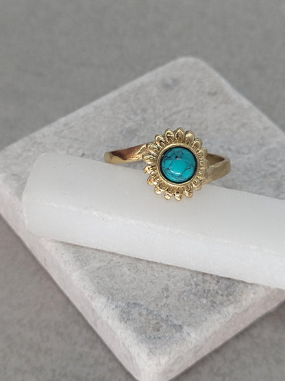 Golden sunflower ring / Simple / Simplicity / Sunflower charm / Nature-inspired style / Gift / Floral / Cute gift / Brass