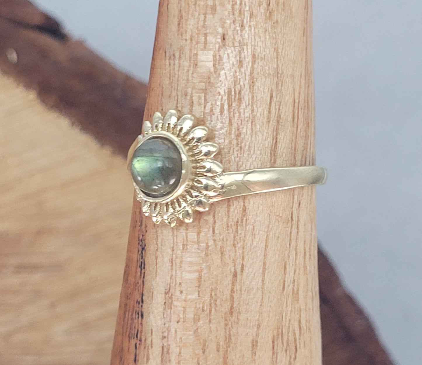 Golden sunflower ring / Simple / Simplicity / Sunflower charm / Nature-inspired style / Gift / Floral / Cute gift / Brass