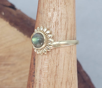 Golden sunflower ring / Simple / Simplicity / Sunflower charm / Nature-inspired style / Gift / Floral / Cute gift / Brass