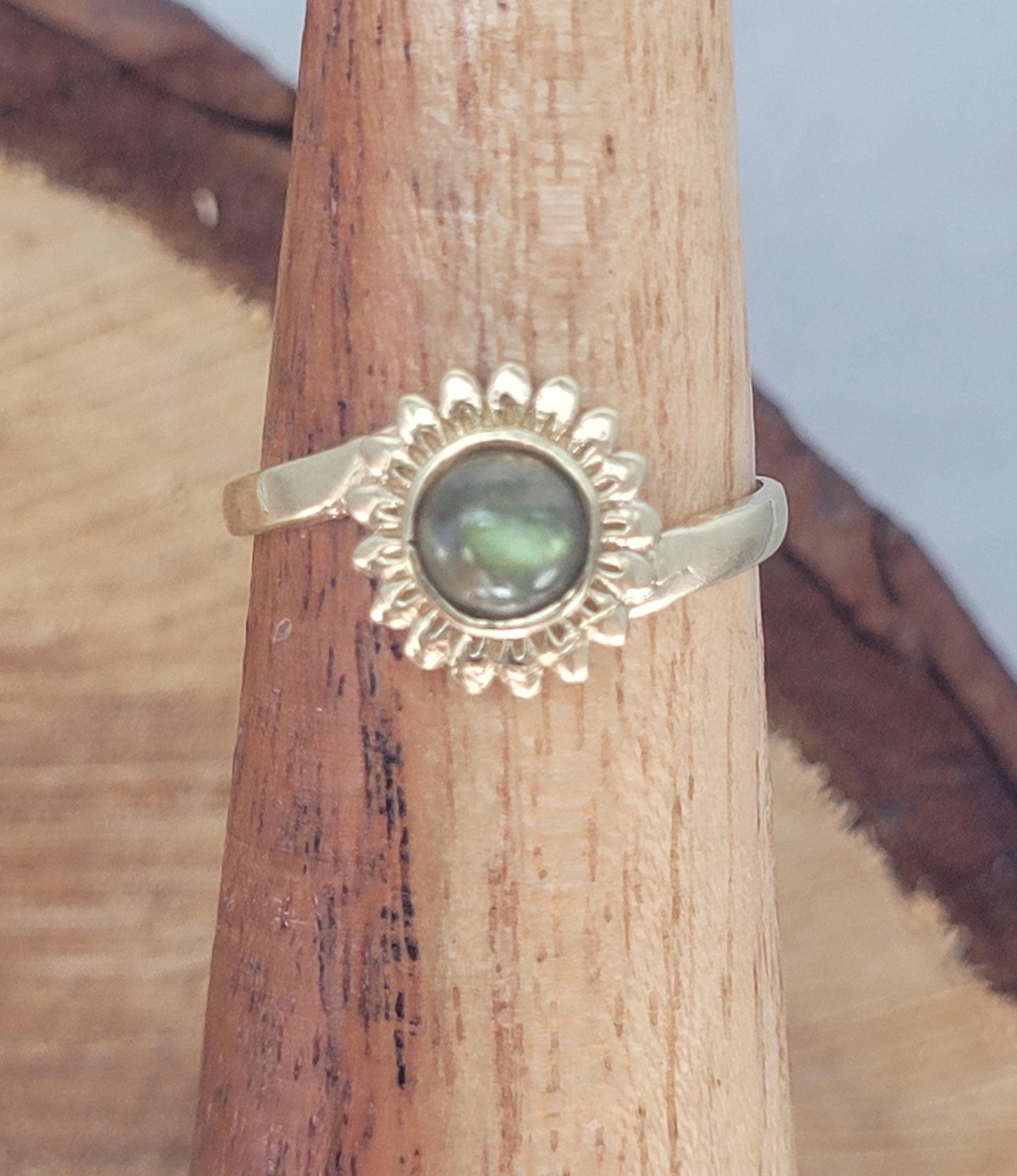 Golden sunflower ring / Simple / Simplicity / Sunflower charm / Nature-inspired style / Gift / Floral / Cute gift / Brass
