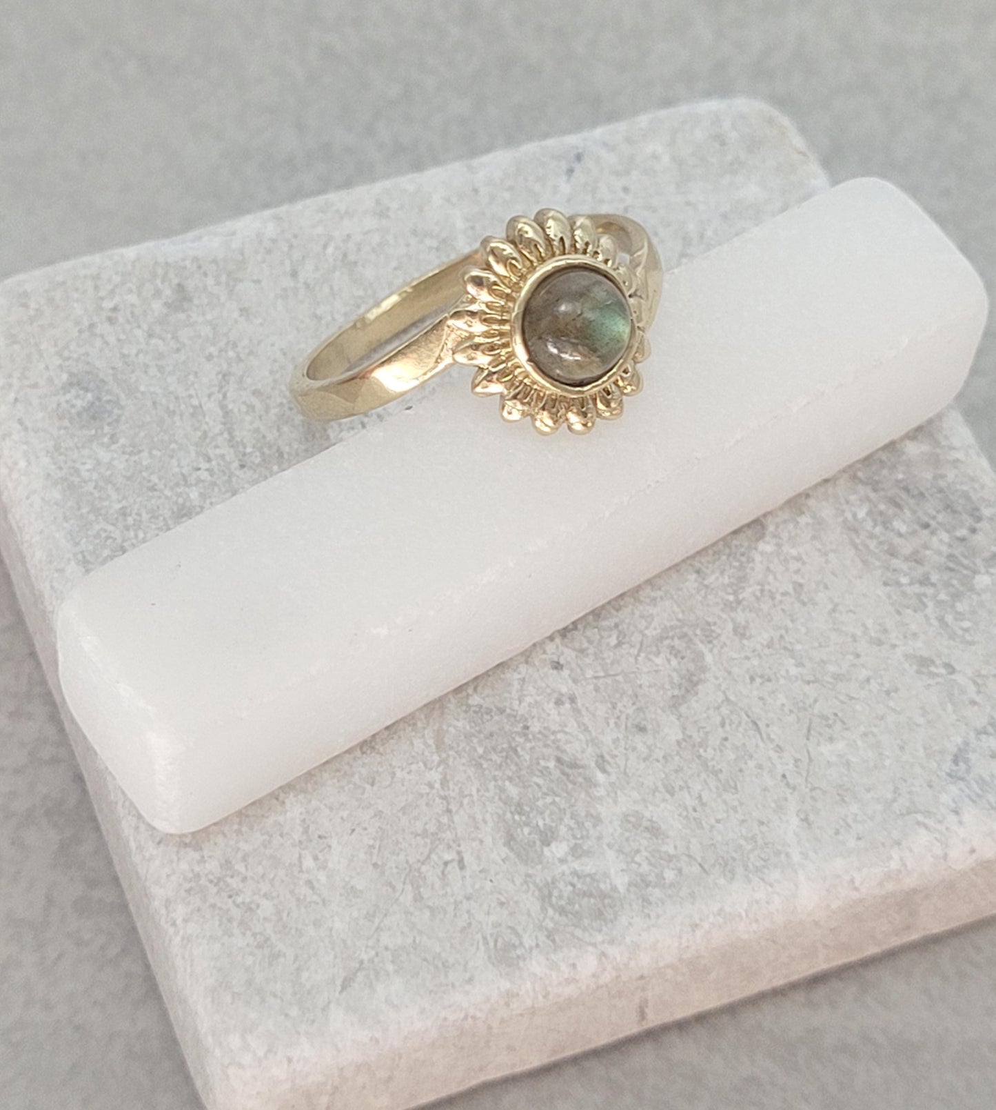 Golden sunflower ring / Simple / Simplicity / Sunflower charm / Nature-inspired style / Gift / Floral / Cute gift / Brass