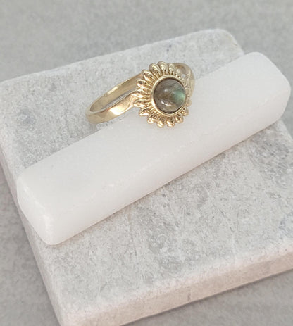 Golden sunflower ring / Simple / Simplicity / Sunflower charm / Nature-inspired style / Gift / Floral / Cute gift / Brass