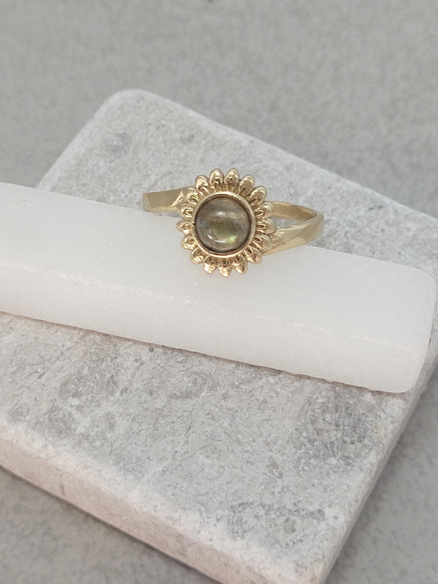 Golden sunflower ring / Simple / Simplicity / Sunflower charm / Nature-inspired style / Gift / Floral / Cute gift / Brass