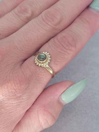 Golden sunflower ring / Simple / Simplicity / Sunflower charm / Nature-inspired style / Gift / Floral / Cute gift / Brass