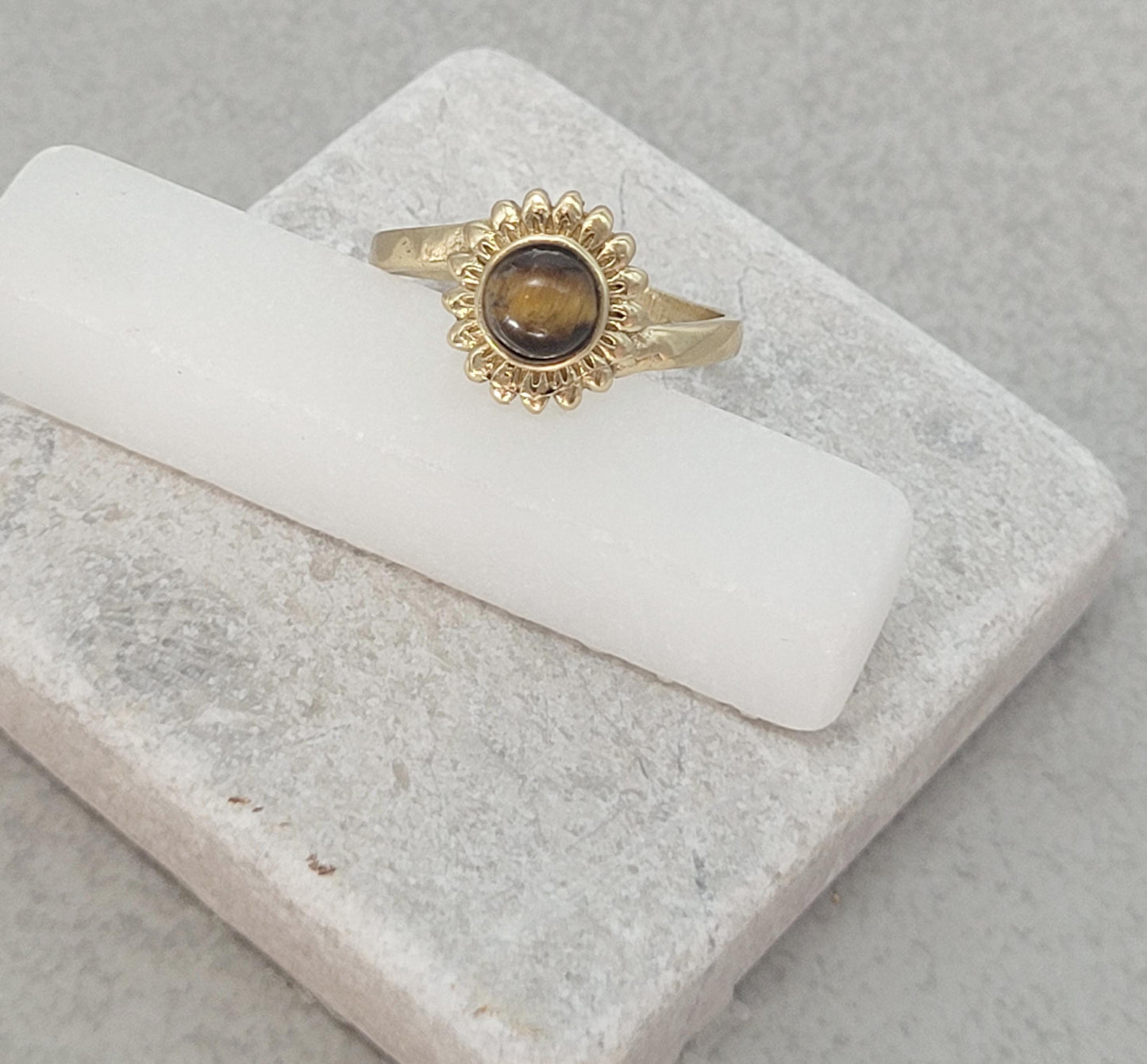 Golden sunflower ring / Simple / Simplicity / Sunflower charm / Nature-inspired style / Gift / Floral / Cute gift / Brass