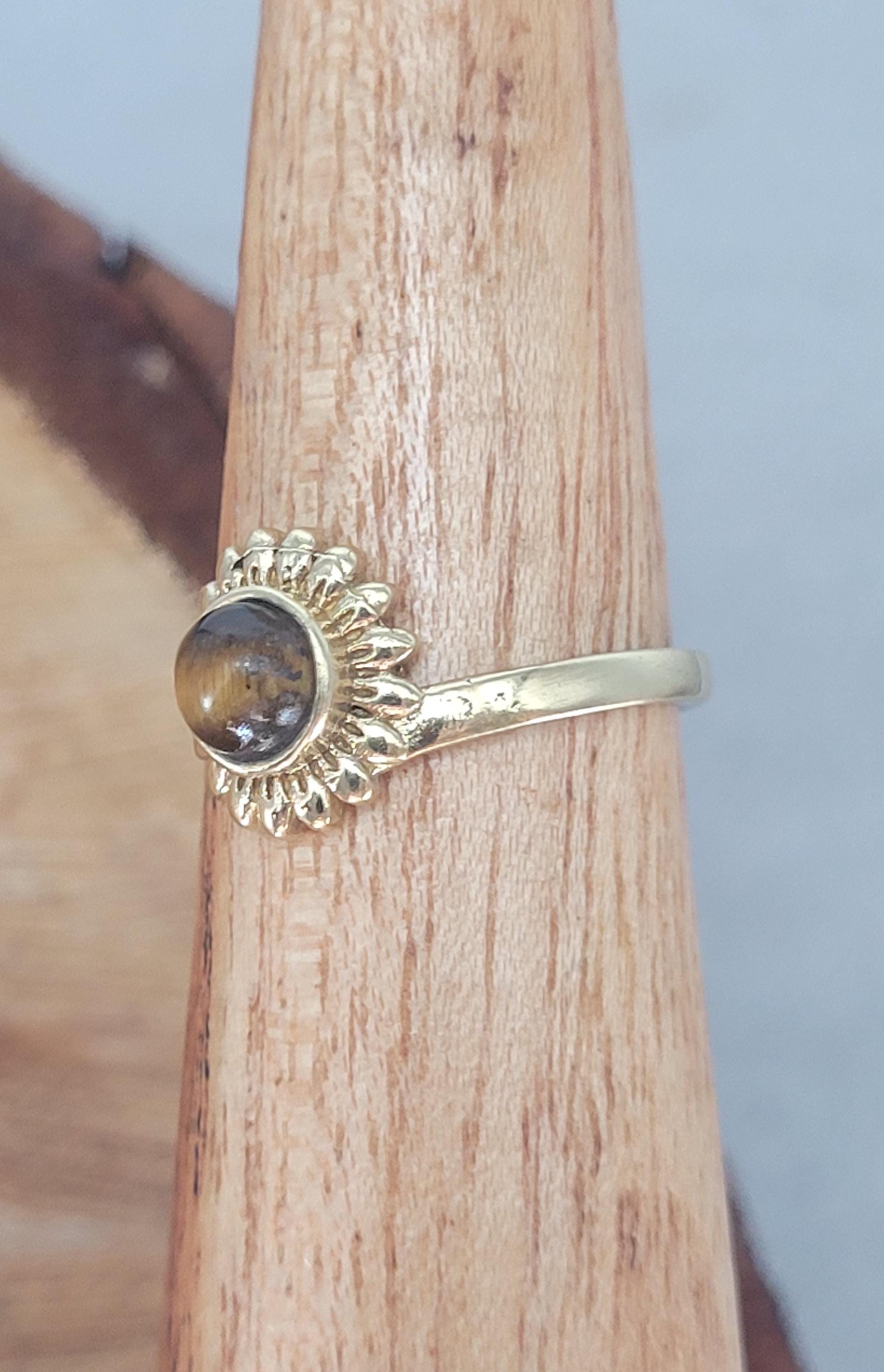 Golden sunflower ring / Simple / Simplicity / Sunflower charm / Nature-inspired style / Gift / Floral / Cute gift / Brass