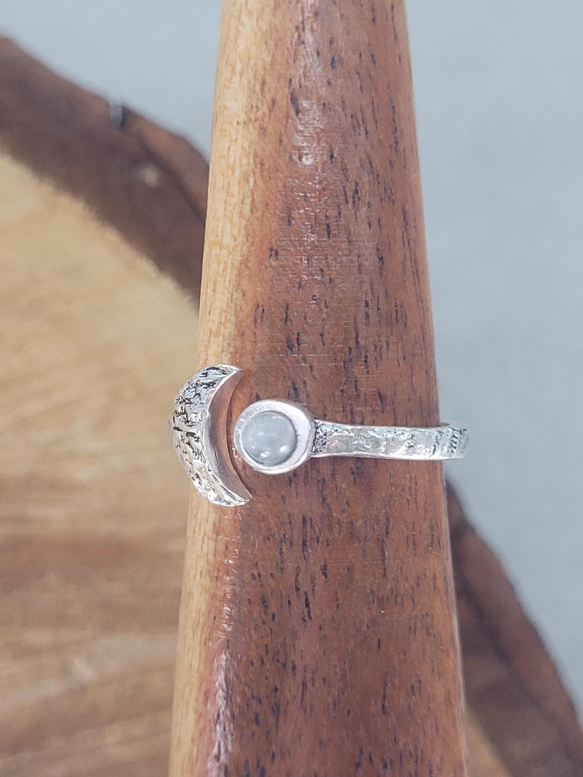 Hammered silver ring / Moon ring / Simple / Simplicity / Minimal / Gift / Elegant / Stackable rings / Hammered / Silver / Cute