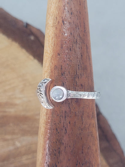 Hammered silver ring / Moon ring / Simple / Simplicity / Minimal / Gift / Elegant / Stackable rings / Hammered / Silver / Cute