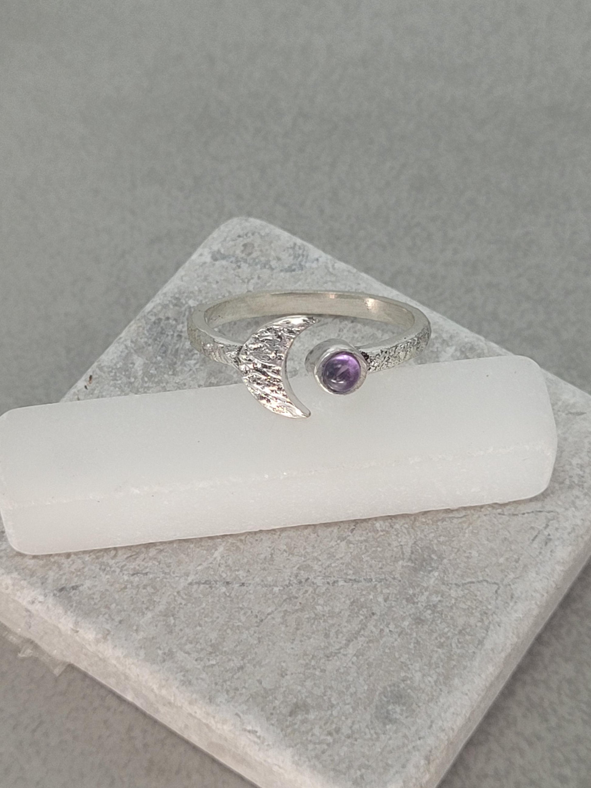Hammered silver ring / Moon ring / Simple / Simplicity / Minimal / Gift / Elegant / Stackable rings / Hammered / Silver / Cute